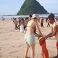 Wisatawan mancanegara ikut bersihkan sampah di Pantai Pulau Merah (Istimewa)