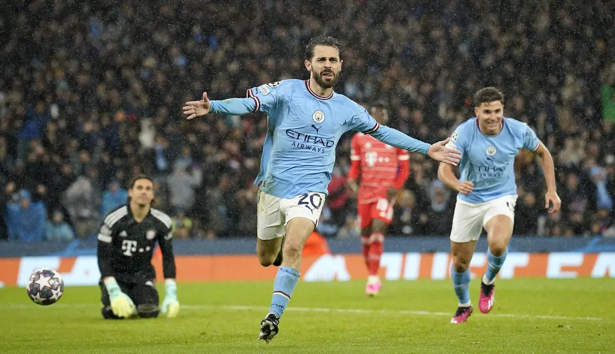 Selebrasi gelandang Manchester City, Bernardo Silva setelah menjebol gawang Bayern Munchen pada laga leg pertama babak perempatfinal Liga Champions 2022/2023 di Etihad Stadium, Manchester, Rabu (12/4/2023) dini hari WIB. (AP Photo/Dave Thompson)