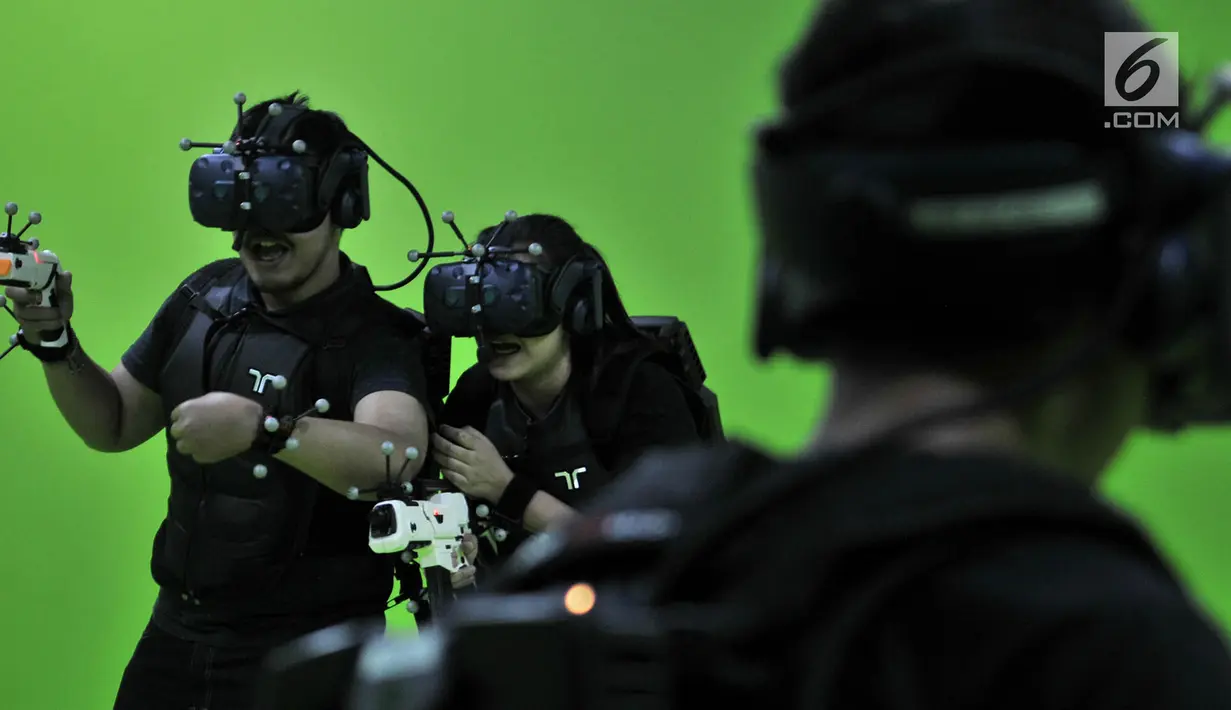 Pengunjung saat bermain Sandbox VR Experience di Lotte Shopping Avenue, Jakarta, Rabu (6/3).    Permainan ini untuk menghadirkan pengalaman bermain di dunia digital menggunakan teknologi canggih VR. (merdeka.com/Iqbal S. Nugroho)