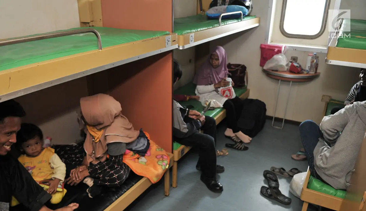 Pemudik beristirahat di KM Dobonsolo tujuan Tanjung Emas Semarang di Terminal Nusantarapura, Pelabuhan Tanjung Priok, Jakarta, Kamis (30/5/2019). Jumlah pemudik yang menggunakan kapal laut dari Pelabuhan ini diprediksi akan bertambah hingga hari puncak 1 Juni 2019. (merdeka.com/Iqbal S. Nugroho)