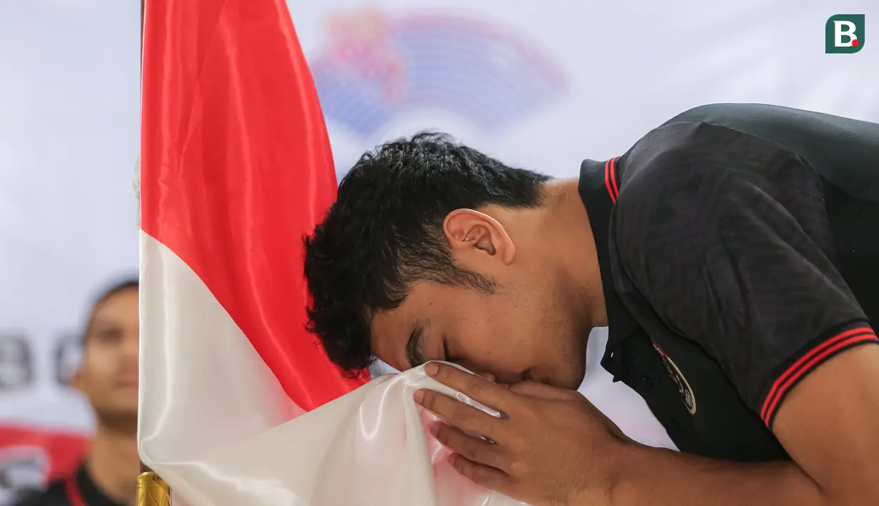 <p>Pemain Timnas Bola Voli Putra Indonesia, Doni Haryono mencium bendera merah putih saat pelepasan Timnas Bola Voli Indonesia untuk Asian Games 2022 Hangzhou di Padepokan Voli Jenderal Kunarto, Sentul, Bogor, Kamis (14/09/2023). (Bola.com/Bagaskara Lazuardi)</p>