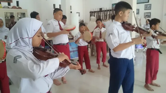 Para siswa tunagrahita pandai memainkan beberapa alat musik (Liputan6.com/Nefri Inge)