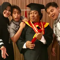 Komedian bernama Alfiansyah atau lebih dikenal dengan Komeng baru saja menjalani wisuda. Potret keceriaan Komeng tergambar dalam foto yang dibagikan oleh istrinya, Aprilliana Indra Dewi. (Instagram/indradewi2242)