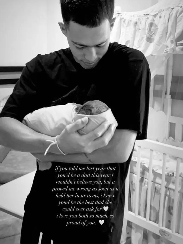 Dali Wassink Kekasih Jennifer Coppen Gendong Anak