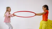 Ilustrasi anak bermain hula hoop, simpai. (Photo by Yan Krukau from Pexels)