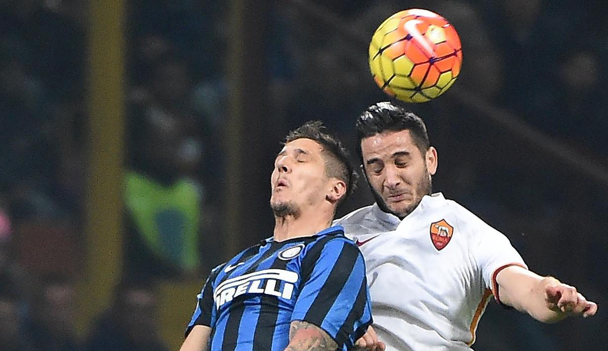 Pemain Internazionale, Stevan Jovetic duel udara dengan pemain AS Roma, Kostas Manolas pada laga Serie A di Stadion San Siro, Itali, Sabtu (31/10/2015). (EPA/Daniel Dal Zennaro)