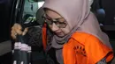 Siti Marwa saat akan menjalani pemeriksaan di KPK, Jakarta, Selasa, (12/7). Siti diperiksa terkait penerimaan uang suap sebesar Rp1 miliar dari beberapa perusahaan pupuk yang ingin mendapatkan proyek di perusahaan BUMN. (Liputan6.com/Helmi Afandi)
