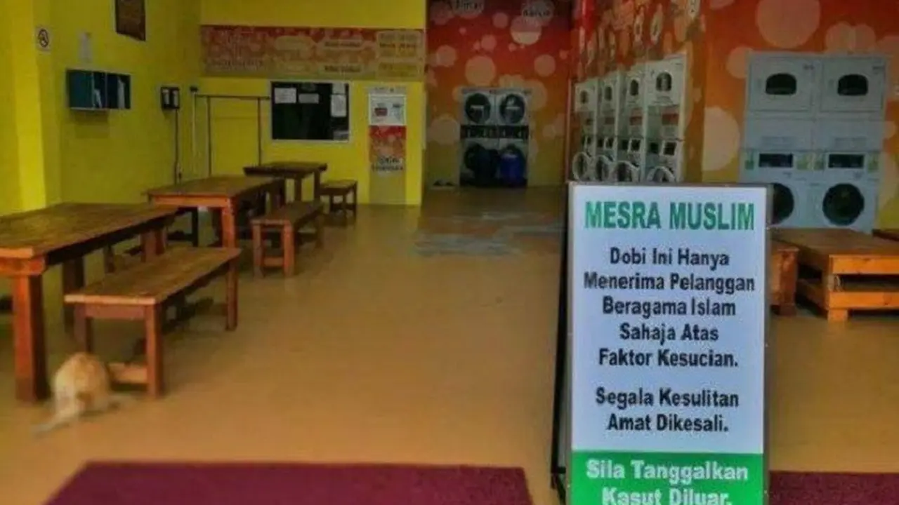 Sebuah tempat laundry di Johor, Malaysia, menuai kontroversi karena hanya bersedia melayani orang muslim