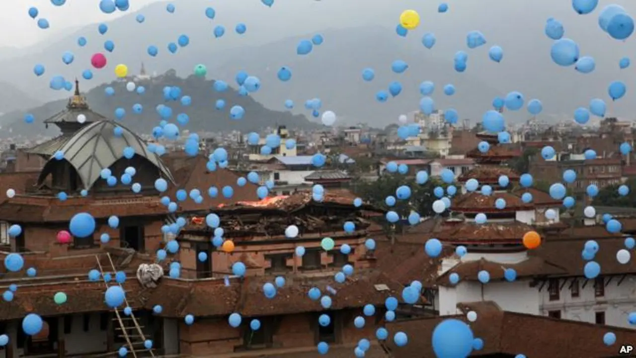 Balon Biru Peringati 2 Bulan PascaGempa Dahsyat Nepal