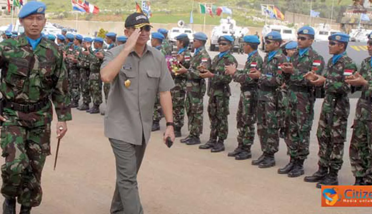 Citizen6, Lebanon: Wamenhan RI, Letjen TNI (Purn) Sjafrie Sjamsoeddin beserta Ibu Etty Sjafrie Samsoeddin melakukan kunjungan ke Markas Satgas Indonesian Battalion (Indobatt) di Adshit Al Qusayr UN POSN 7-1, Lebanon selatan, Kamis (7/4). (Pengirim: Badar)