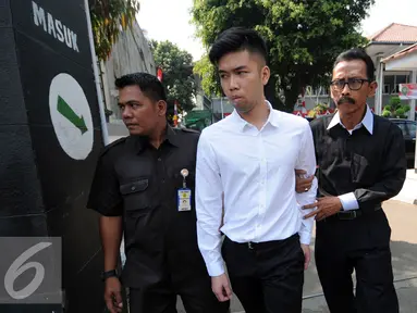 Petugas PN Jakarta Selatan mengawal Terdakwa kasus kecelakaan maut Pondok Indah, Christopher Daniel Syarief usai sidang putusan di PN Jakarta Selatan, Kamis (27/8/2015). Christopher divonis hukuman 1 tahun 6 bulan. (Liputan6.com/Helmi Fithriansyah)