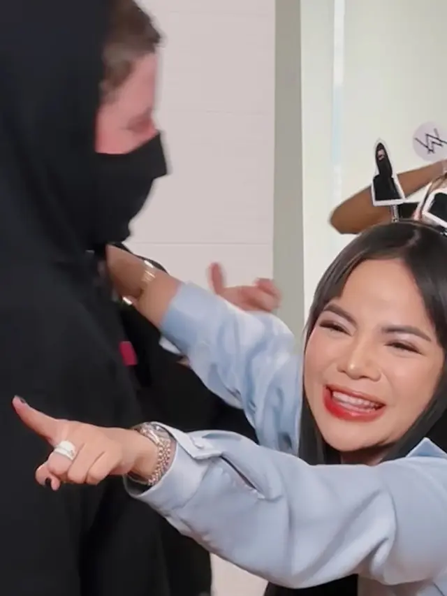 [Fimela] Dinar Candy dapat kejutan dari Alan Walker