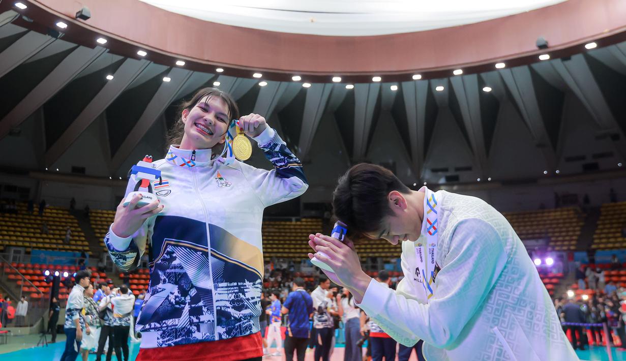 Setelah laga yang dimenangkan oleh tuan rumah Thailand dengan skor 3-2, McEntee Catherine langsung mendatangi Alfin Daniel Pratama untuk memberikan support. Tampak dalam foto, pevoli Indonesia Alfin Daniel Pratama (kanan) menunduk saat bersama dengan kekasihnya yang juga penerjemah Timnas voli putra Thailand, McEntee Catherine, di di Stadion Indoor Hua Mak, Jumat (19/12/2025). (Bola.com/Bagaskara Lazuardi)