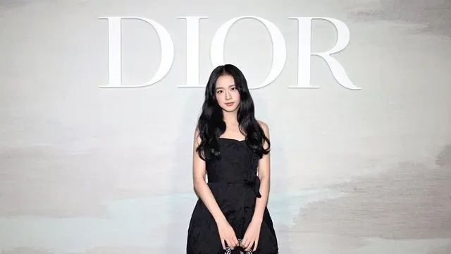 Jisoo Blackpink dalam acara fashion show Dior di Paris. (Foto: Instagram/ sooyaaa__)