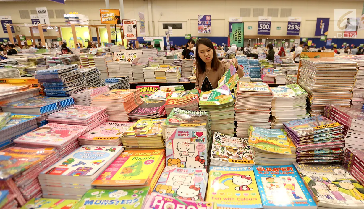 Pengunjung memilih buku pada pameran dan penjualan buku Big Bad Wolf di ICE BSD, Tangerang Selatan, Rabu (28/3). Pameran yang akan dibuka untuk umum pada Kamis (29/3) digelar selama 12 hari. (Liputan6.com/Fery Pradolo)
