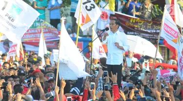 Capres 01 Joko Widodo memberi sambutan saat kampanye terbuka di Indramayu, Jawa Barat, Jumat (5/4). Dalam sambutannya Jokowi berjanji menjaga Indramayu sebagai lumbung padi nasional. (Liputan6.com/Angga Yuniar)