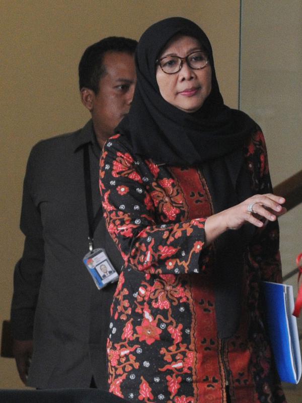 Dirjen PAS Kementerian Hukum dan HAM, Sri Puguh Budi Utami usai menjalani pemeriksaan di KPK, Jakarta, Selasa (16/10). Sri Puguh terkait kasus dugaan suap jual-beli fasilitas di Lapas Sukamiskin, Bandung, Jawa Barat. (Merdeka.com/Dwi Narwoko)