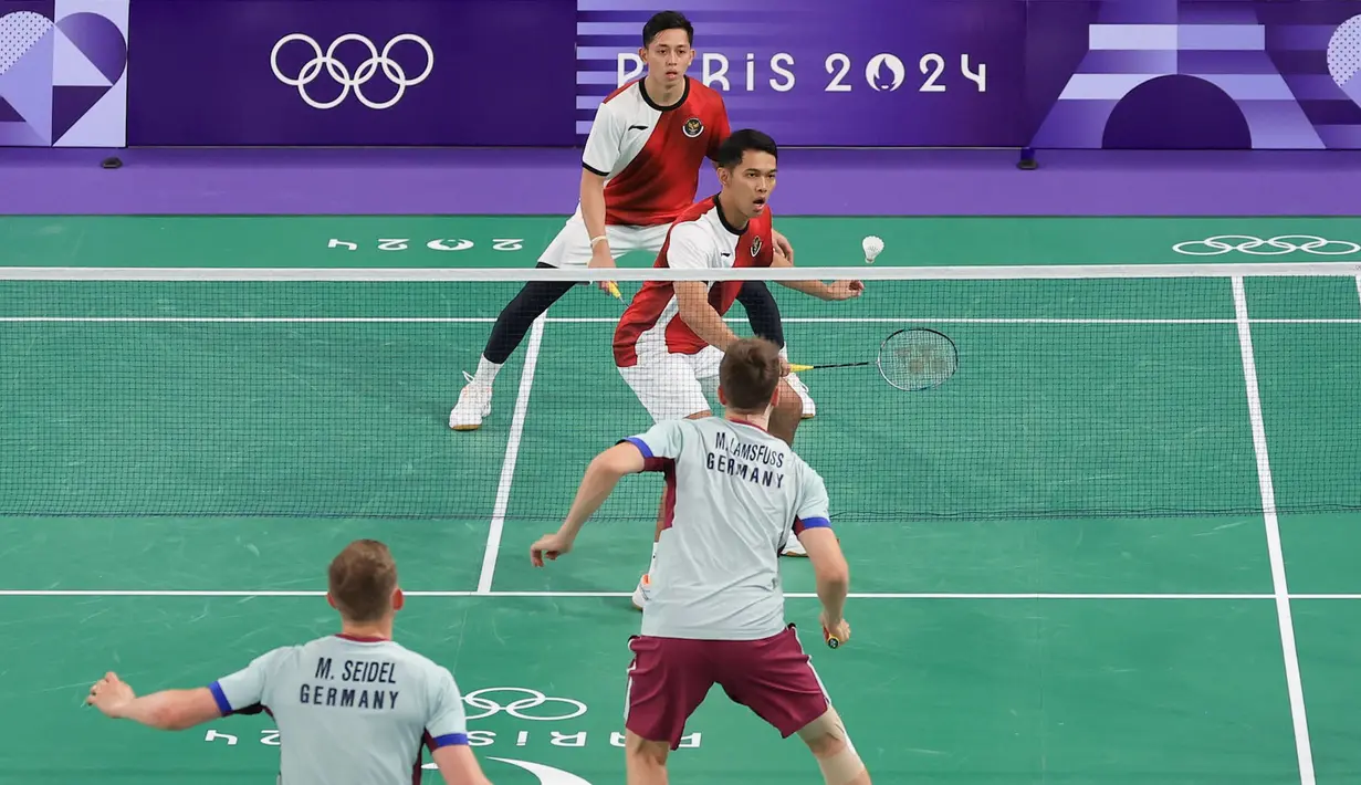 Pebulu tangkis ganda putra Indonesia, Fajar Alfian/Rian Ardianto berfoto berusaha mengembalikan kok ke arah pasangan Jerman, Mark Lamsfuss/Marvin Seidel pada Grup C cabang olahraga bulu tangkis Olimpiade Paris 2024 di Porte de la Chapelle Arena, Paris, Pancis, Sabtu (27/07/2024). (Dok. NOC Indonesia/Naif Muhammad Al’as)