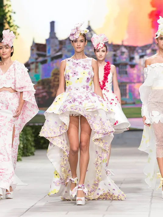 Fesyen yang dirancang oleh Fetty terlihat anggun dan feminim.  ( Desmond Manullang/Bintang.com)