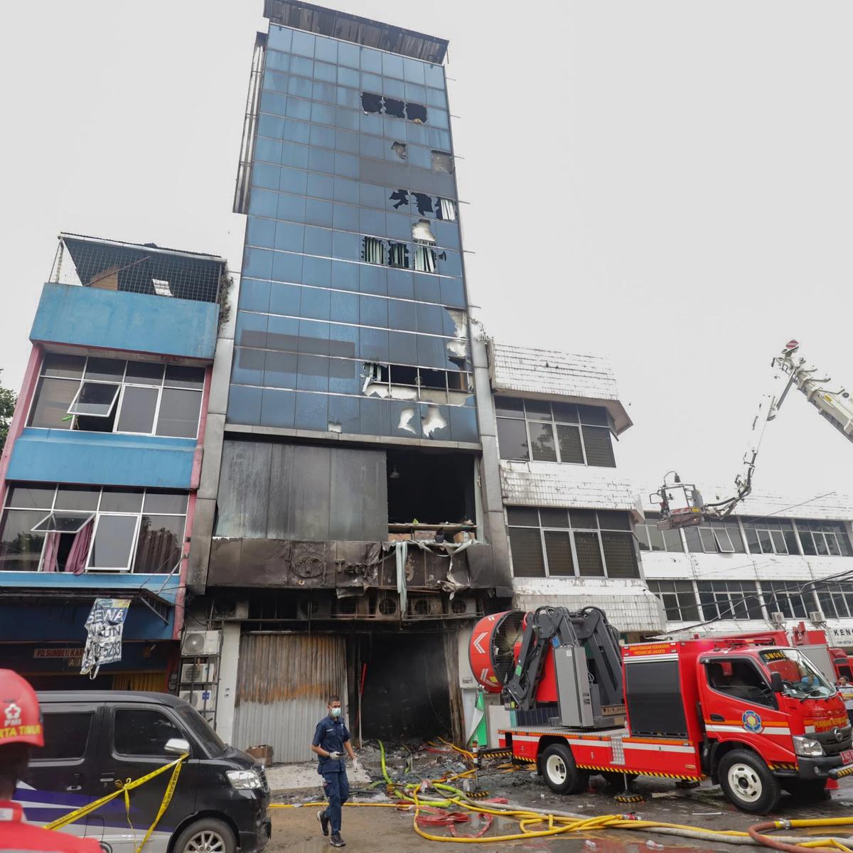 FOTO: Kebakaran di Kantor Terra Drone Padam, Petugas Lanjutkan Proses Pendinginan