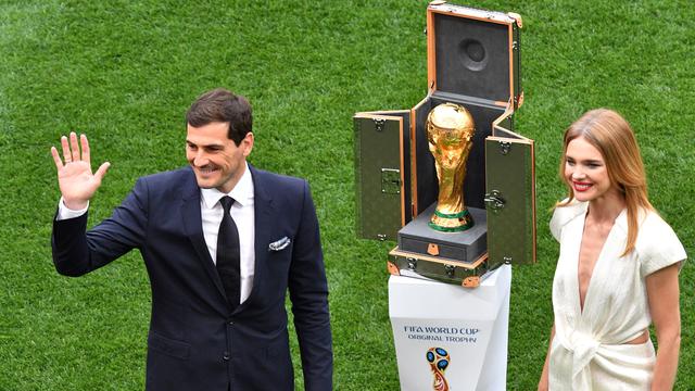 Iker Casillas dan Supermodel asal Rusia Pamer Trofi Piala Dunia