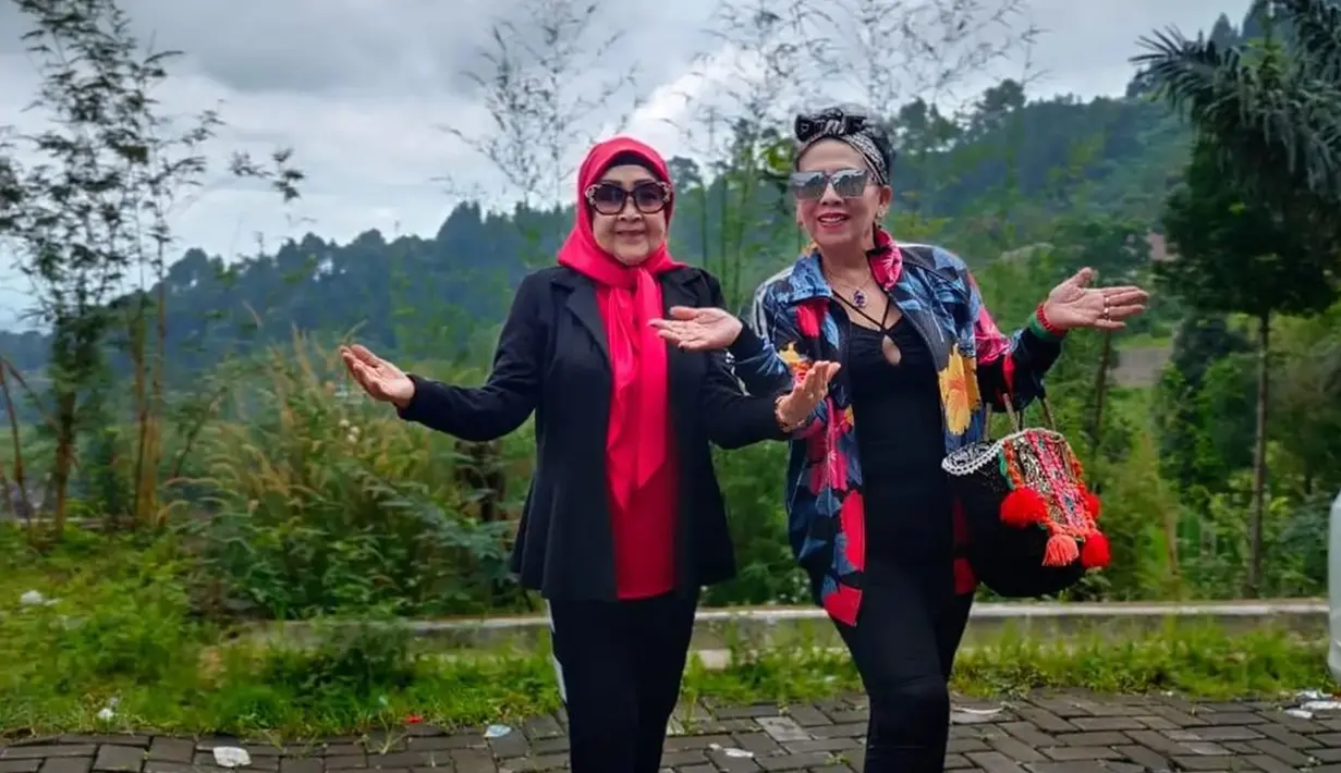 Besan yang kompak, Ni Made Ayu dan Nuryatty Indra sering terlihat habiskan waktu bersama. Selain kebersamaannya, tak jarang warganet juga salah fokus dengan penampilan keduanya yang bak ABG. Ni Made Ayu ibunda Venna Melinda memang dikenal dengan gaya berpakaiannya yang selalu kekinian, sementara penampilan ibunda Ferry selalu menarik ketika dipadupadankan dengan hijab. (Liputan6.com/IG/@nuryattyindra)