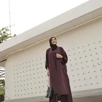 One set outfit atau setelan siap pakai menjadi pilihan banyak hijabers yang ingin tampil rapi, anggun, dan tetap praktis. (foto/dok: instagram.com/aurelie_hermansyah)