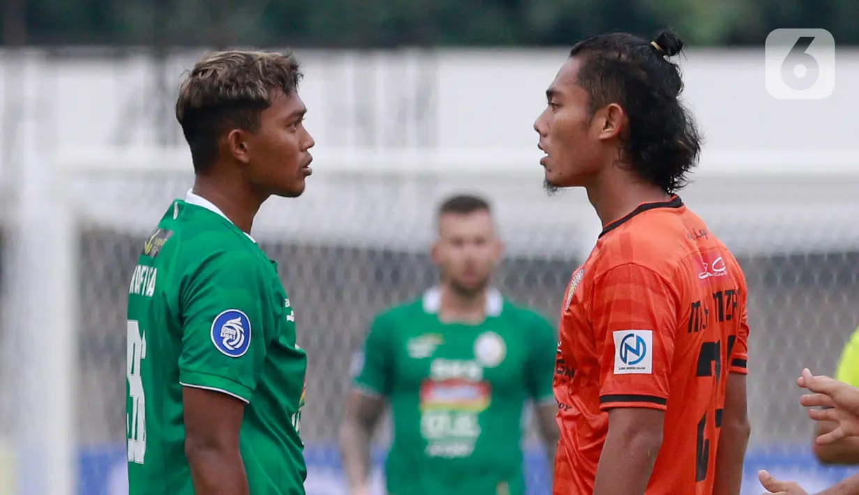 Pemain Persiraja Banda Aceh, Hamdan Zamzani (kiri) bersitegang dengan Rafi Angga pada laga BRI Liga 1 di Stadion Madya, Jakarta, Sabtu (11/9/2021). Persiraja Banda Aceh menang tipis atas PSS Sleman 3-2. (Bola.Com/M Iqbal Ichsan)