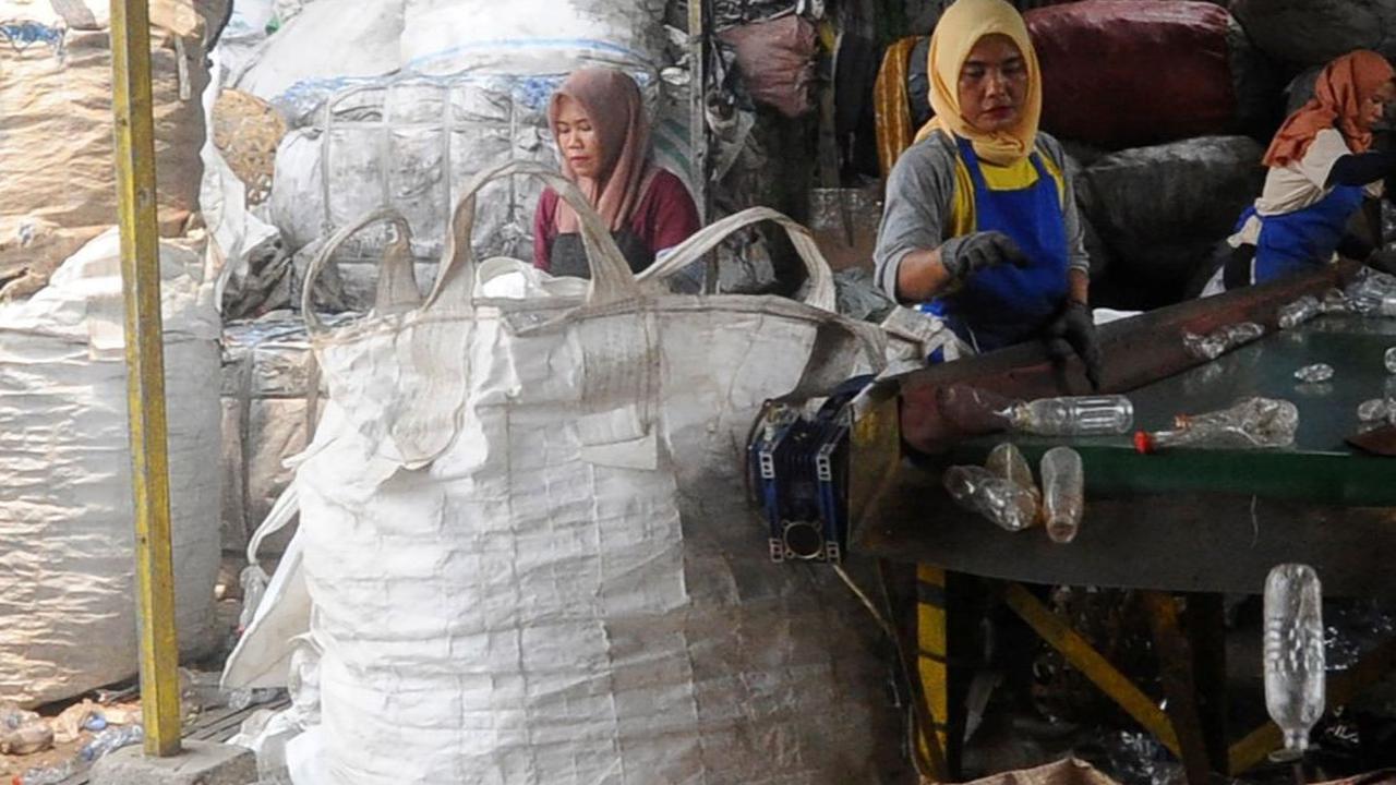 Sejumlah pekerja memilah plastik cacah  di Koperasi Pemulung Berdaya, Setu, Tangerang Selatan, Banten, Rabu (20/9/2023).