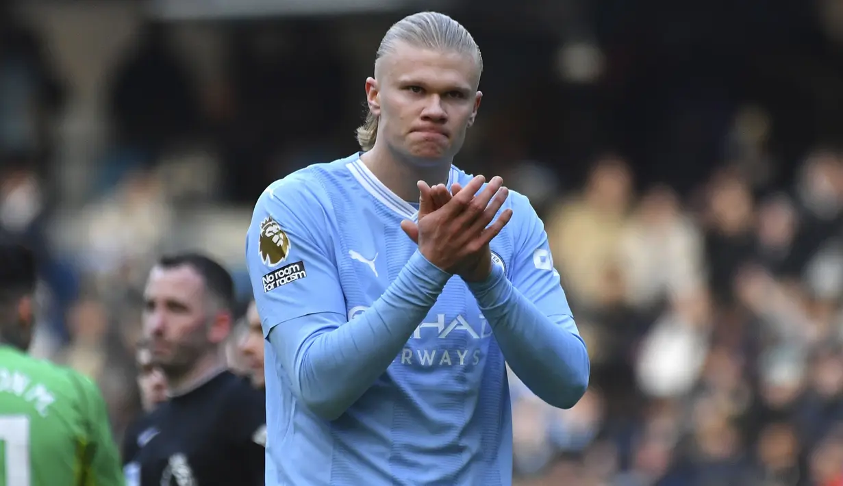 <p>Striker Manchester City, Erling Haaland memberi aplaus kepada para fans setelah berakhirnya laga menghadapi Liverpool dengan hasil imbang 1-1 pada laga pekan ke-13 Liga Inggris 2023/2024 di Etihad Stadium, Manchester, Sabtu (25/11/2023). (AP Photo/Rui Vieira)</p>