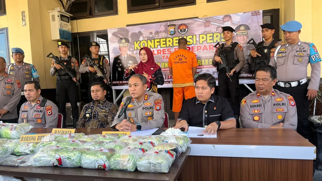 Polres Parepare menangkap seorang kurir narkoba dengan barang bukti hampir 44 kilogram saat hendak diselundupkan melalui Pelabuhan Nusantara Parepare, Sulawesi Selatan.