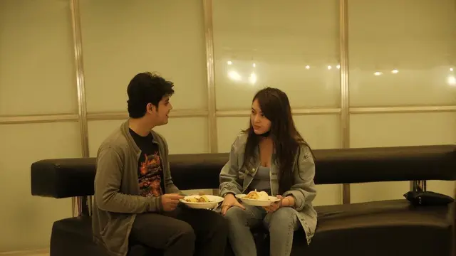 Potret akrab Aliando Syarief dan Amanda Manopo saat syukuran film Indigo (Foto: Instagram hitmakestudios/mandaskatic.id_new)