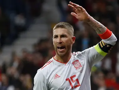 Sergio Ramos saat memimpin rekan-rekannya melawan Argentina pada laga uji coba di Wanda Metropolitano stadium, Madrid (27/3/2018). (AP/Paul White)