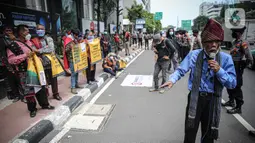 Massa yang tergabung dalam Aliansi Gerak Rakyat Tutut TPL menggelar aksi di depan Kantor Kementerian Koordinator Bidang Kemaritiman dan Investasi, Jakarta, Rabu (24/11/2021). Massa meminta Menteri Luhut Binsar Panjaitan untuk mencabut investasi dan menutup PT. TPL. (Liputan6.com/Faizal Fanani)