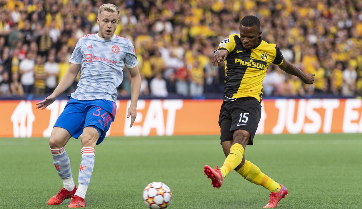 Young Boys yang menggebrak di menit-menit awal langsung memiliki peluang di menit ke-2 lewat aksi striker Meschack Elia. Tembakannya masih melebar usai melakukan solo run hingga mendekati kotak penalti. (Foto: Keystone via AP/Alessandro della Valle)