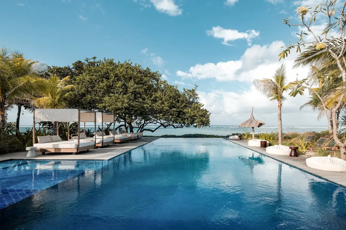 Bersantai di ‘Surga’ Dunia Amber Lombok Beach Resort, Tawarkan Keindahan Pemandangan Bukit dan Pantai