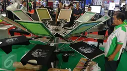 Pengunjung melihat mesin cetak massal saat Pameran Mesin Cetak dan Print All Pack Indonesia, All Process di Jakarta International Expo, Kemayoran, Jakarta, Rabu (5/10). (Liputan6.com/Angga Yuniar)