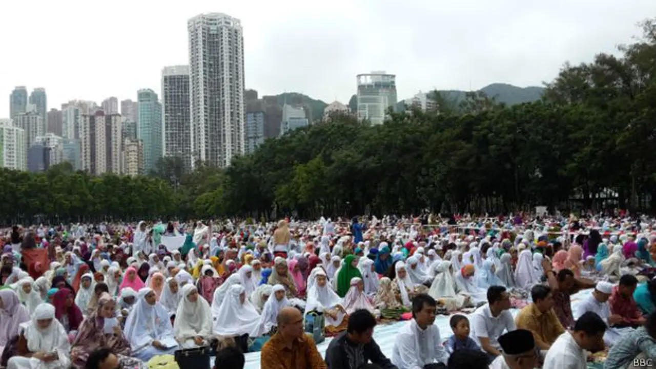 Diwarnai Tangis, Ribuan WNI Salat Id di Victoria Park Hong Kong