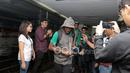 Boaz Solossa dan pemain Timnas Indonesia saat tiba di Bandara Soekarno-Hatta, Cengkareng. Timnas Indonesia tiba menggunakan maskapai Garuda Indonesia tepat pukul 18.30 WIB. (18/12/2016). (Bola.com/Nicklas Hanoatubun)
