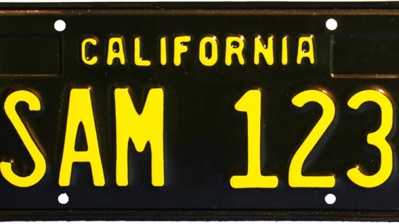 Plat Mobil Hitam-Kuning