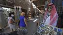 Seorang wanita melihat barang-barang suvenir di Deira Souk di kota Emirat Dubai (30/9/2020). (AFP/Karim Sahib)