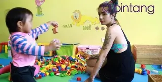 Sheila Marcia sudah merasakan naik turun kehidupan. Dirinya juga sering dipandang sebelah mata oleh para netizen tetapi ia berusaha untuk tegar dan tidak terlalu memperdulikannya.