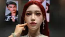 Seorang wanita menyentuh wajah robot humanoid selama peluncuran robot humanoid U1 yang diproduksi oleh UWORLD, sebuah merek di bawah UBTECH Robotics, di Shenzhen, provinsi Guangdong, Tiongkok, Selasa (30/06/2026). (AFP/ Adek Berry)