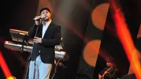 Pria kelahiran Lebanon itu sukses menutup konser dengan lagu "Baraka Allah Lakuma" di Istora Senayan, Jakarta, Rabu (2/7/14). (Liputan6.com/Faizal Fanani)