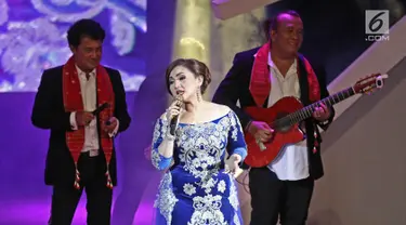 Penyanyi senior Nia Daniaty dalam konser bertajuk 'In Memoriam, Perjalanan Sang Legenda' di Taman Ismail Marzuki (TIM), Jakarta, Kamis (23/11). Nia membawakan lagu milik almarhum Benny Panjaitan, Lagu Cinta Abadi. (Liputan6.com/Herman Zakharia)