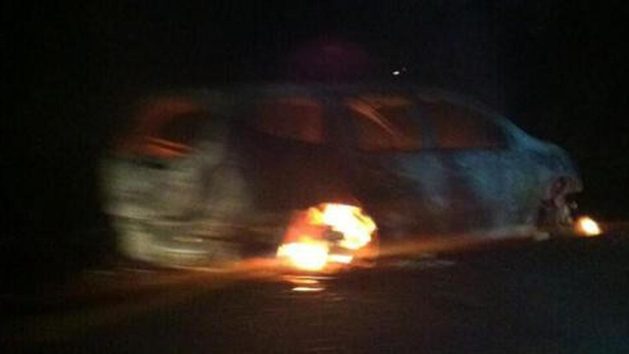 Korslet, Nissan Livina hangus terbakar di Tol Cikampek