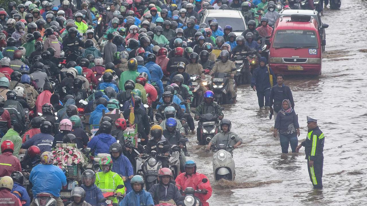 FOTO: Ratusan Pemotor Antre Menembus Banjir di Jalan Daan Mogot Jakbar