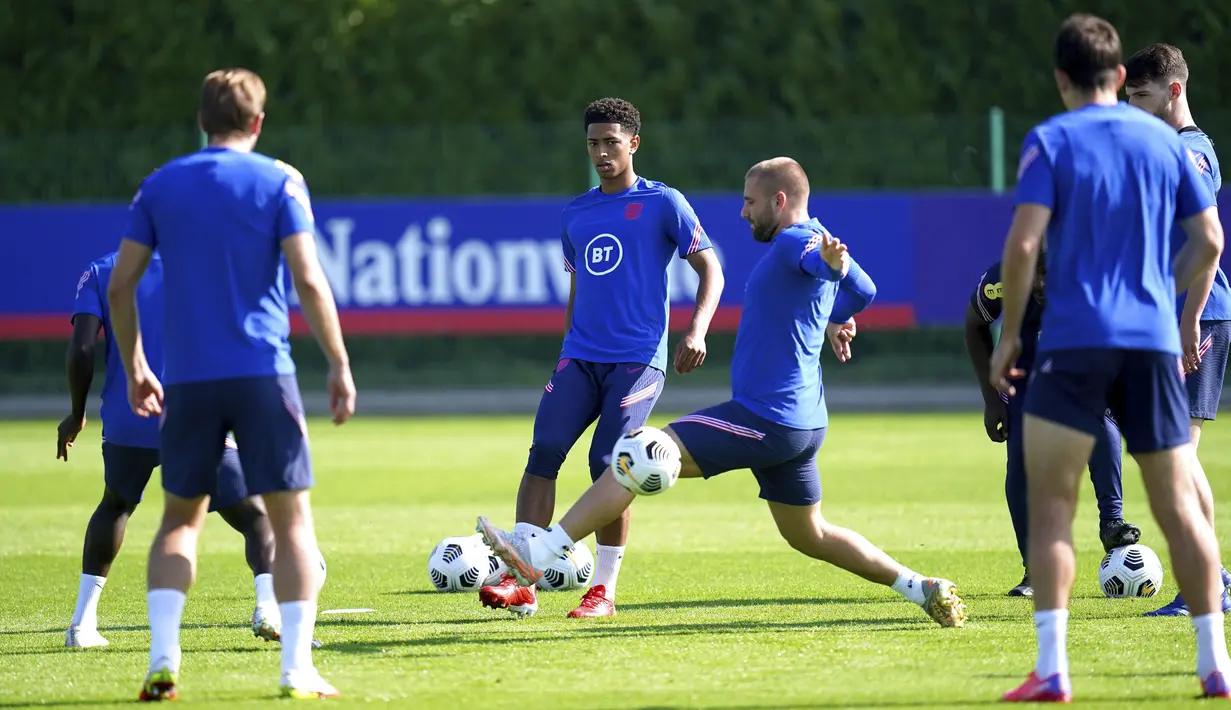 Pemain Inggris, Jude Bellingham dan Luke Shaw ambil bagian dalam sesi latihan di Hotspur Way Training Ground, London, Selasa (7/9/2021). Inggris akan bertandang ke markas Polandia dalam matchday ke-6 kualifikasi Piala Dunia 2022 zona Eropa Grup I pada 9 September mendatang. (Nick Potts/PA via AP)