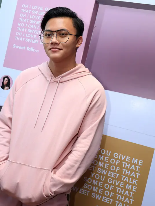 "Yang susah lainnya ya masalah waktu. Kita masing-masing punya kesibukan sendiri-sendiri juga. Ini aja, buat proyek Sweet Talk cuma ketemu tiga kali, take vokal, photoshoot lalu video klip," jelas Rizky Febian. (Deki Prayoga/Bintang.com)