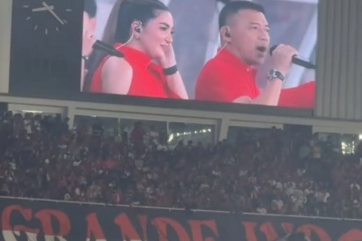 7 Potret Anang dan Ashanty Bawakan Lagu Usai Laga Timnas Indonesia Vs Filipina